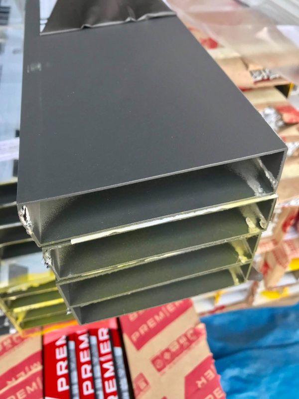 อลูมิเนียมกล่อง 1 x 4 สีเทาซาฮาร่า